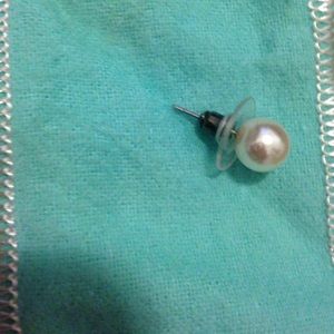 Authentic Tiffany and co. Pearl earring.