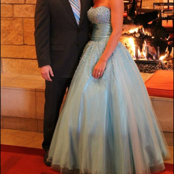 Beautiful gown worn just 1 time!