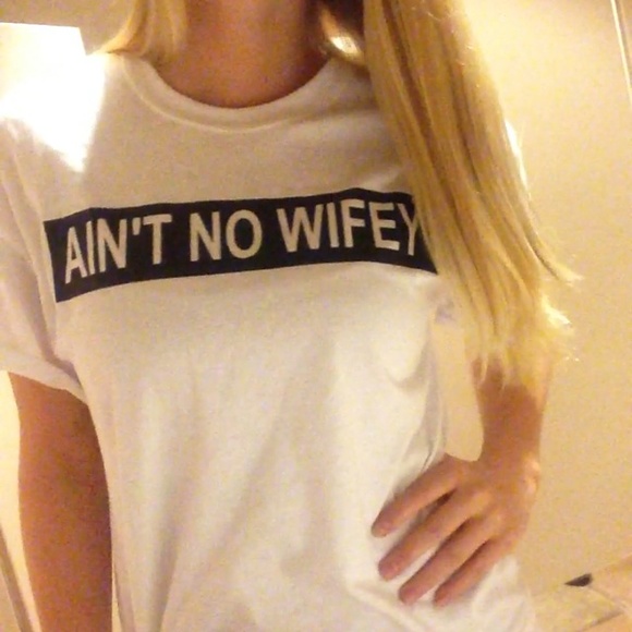 Ain't no wifey tee