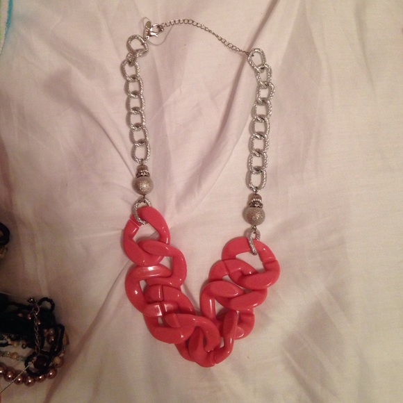 Fun light pink link necklace 💗