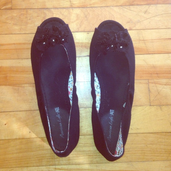 Open Toe Black Flat w/ Flowers!