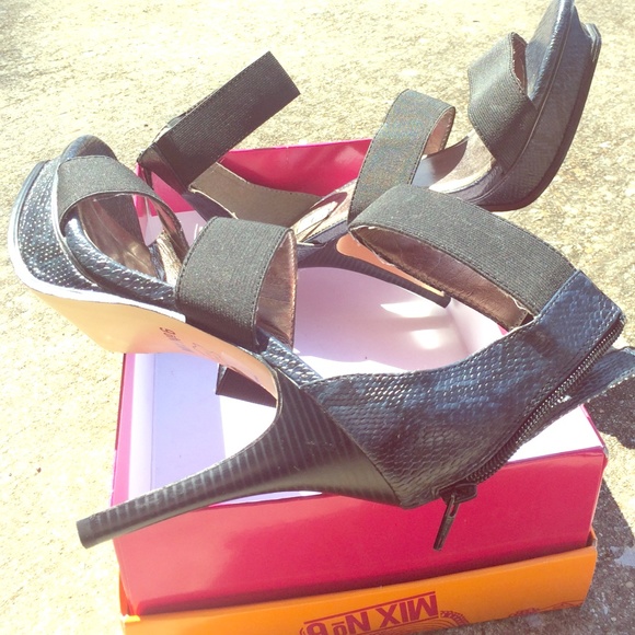 🔥Hot snakeskin/bondage style platform stilettos🔥 - Picture 1 of 4