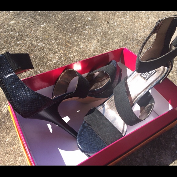 🔥Hot snakeskin/bondage style platform stilettos🔥 - Picture 4 of 4