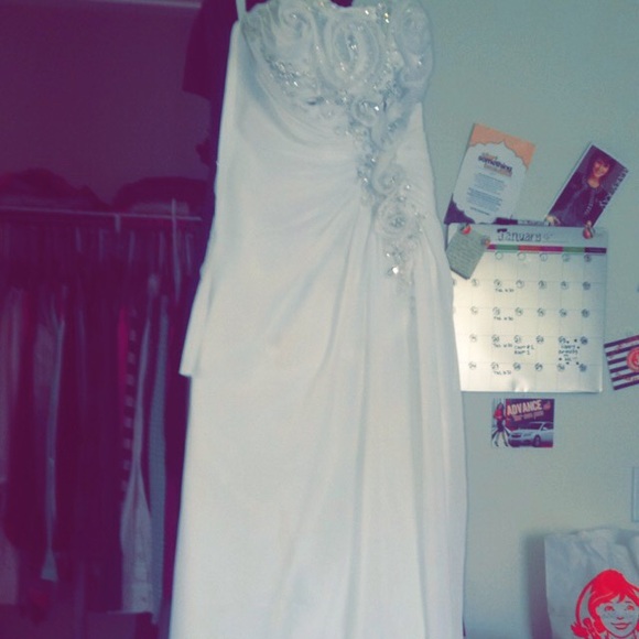 Wedding dress - Picture 1 of 2