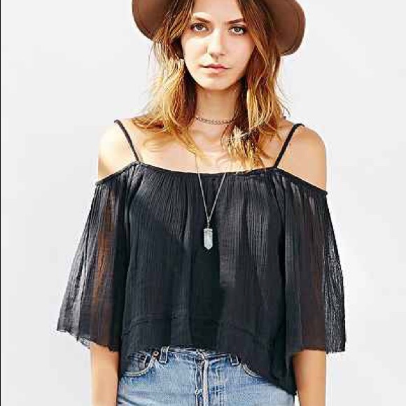 Boho chic off the shoulder top 😍 - Picture 1 of 3