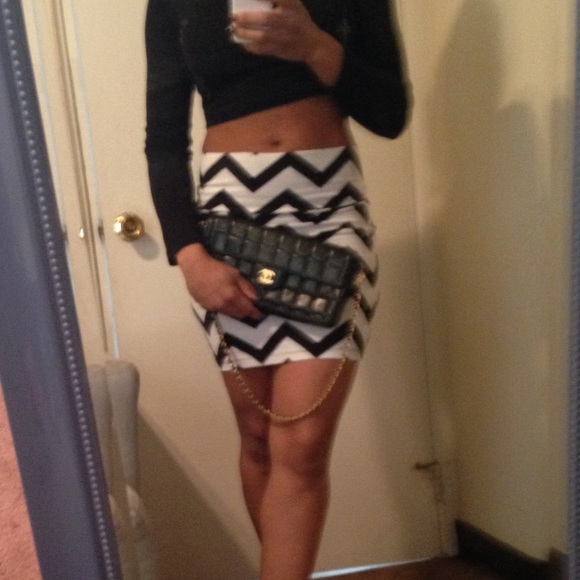 Black and white pattern skirt - Picture 2 of 4