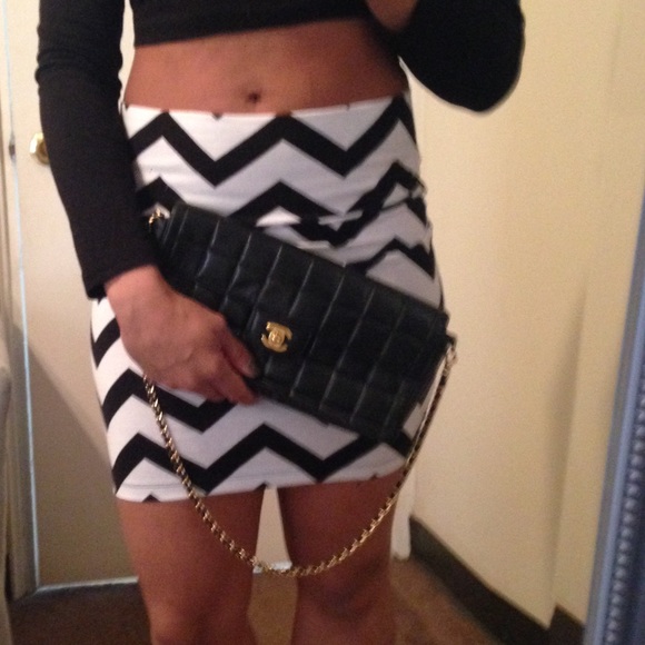 Black and white pattern skirt - Picture 3 of 4