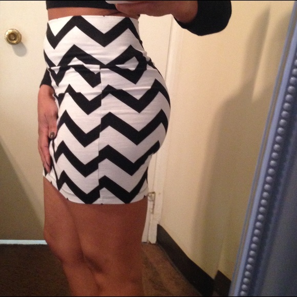 Black and white pattern skirt - Picture 4 of 4