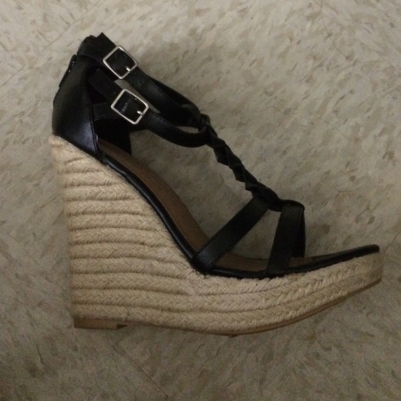Black strapped wedges - Picture 2 of 4
