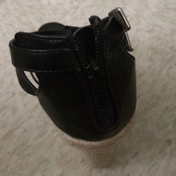 Black strapped wedges - Picture 4 of 4