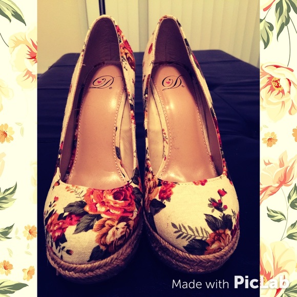 Floral wedges brand new - Picture 2 of 4