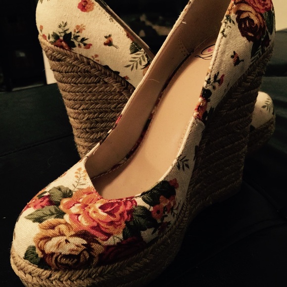 Floral wedges brand new - Picture 4 of 4