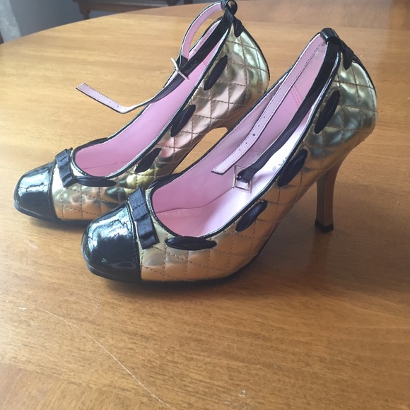 Wild Diva gold quilted round toe heels w/bows