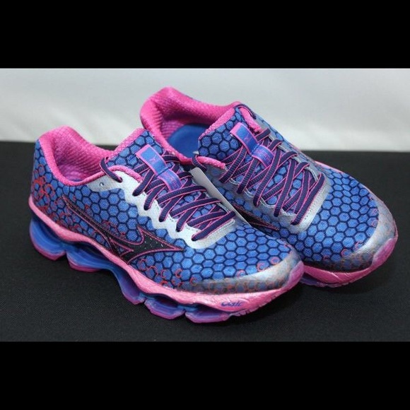 BRAND NEW Mizuno running shoes