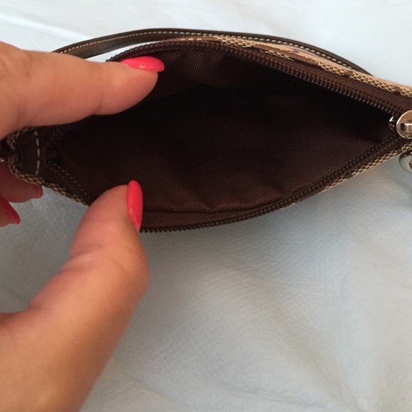 ❌ SOLD❌ Coach Wristlet - Picture 3 of 4