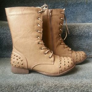 -- SOLD -- Lace up Tan Brown studded combat boots