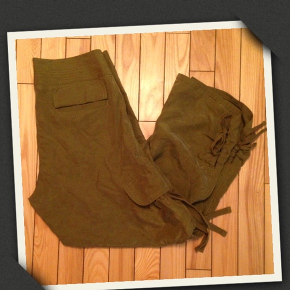 🌿Gap-Green silk Crop Pants