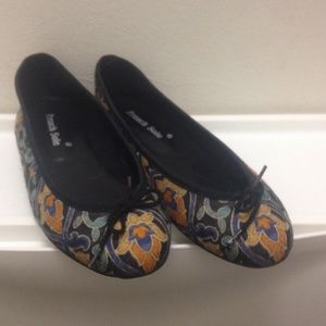 Floral almond toe flats. Size 7