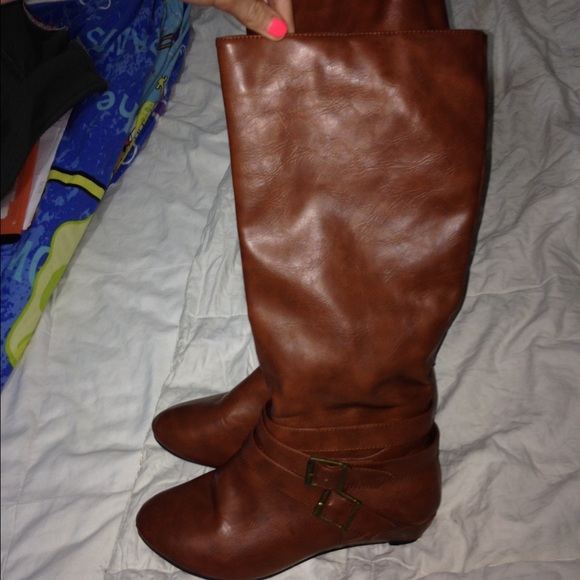 Brown boots. 😍