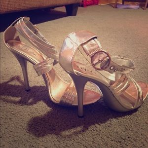 Price dropped!! Very cute heels. Make offers. 😀
