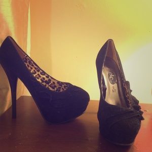 💖MUST GO💕 Black suede platform pumps