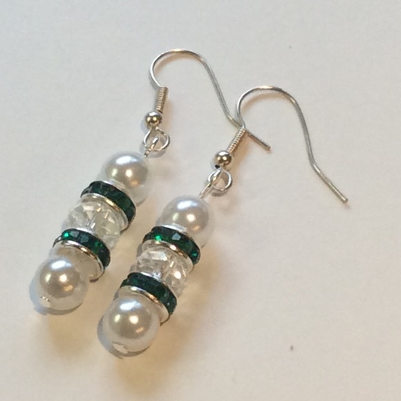 BOGO SALE 💚 Green & Pearl Stacked Earring - Picture 2 of 2