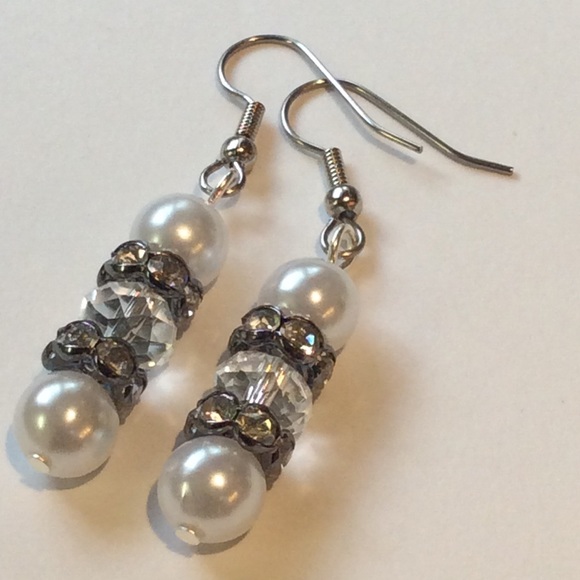 BOGO SALE 🎀 Classy Pearl Stacked Earrings - Picture 3 of 4