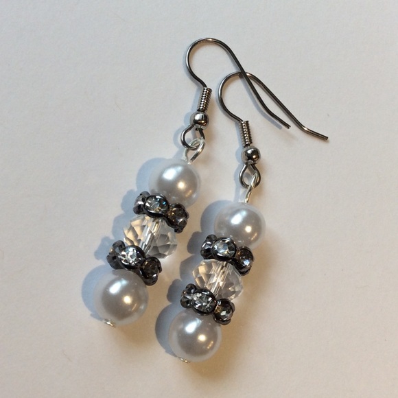 BOGO SALE 🎀 Classy Pearl Stacked Earrings - Picture 4 of 4