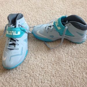 Basketball shoes