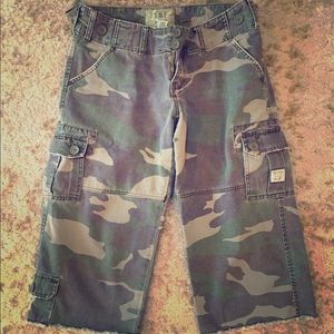 Abercrombie capri army camo pants