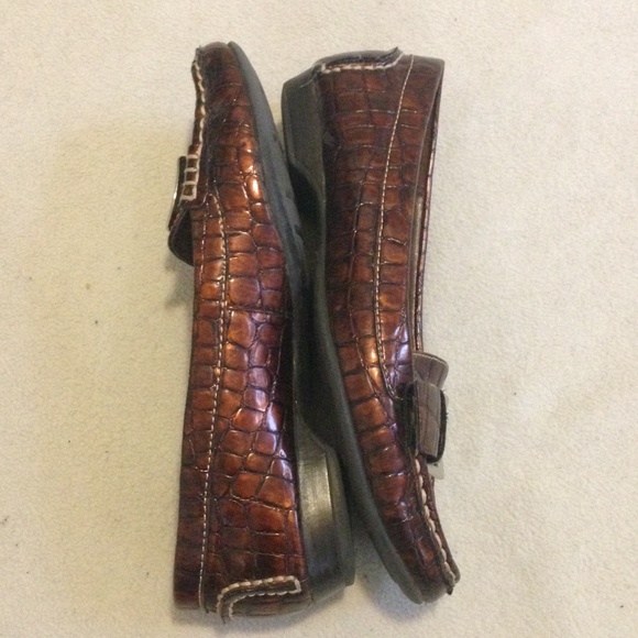 Naturalizer brown alligator shoe