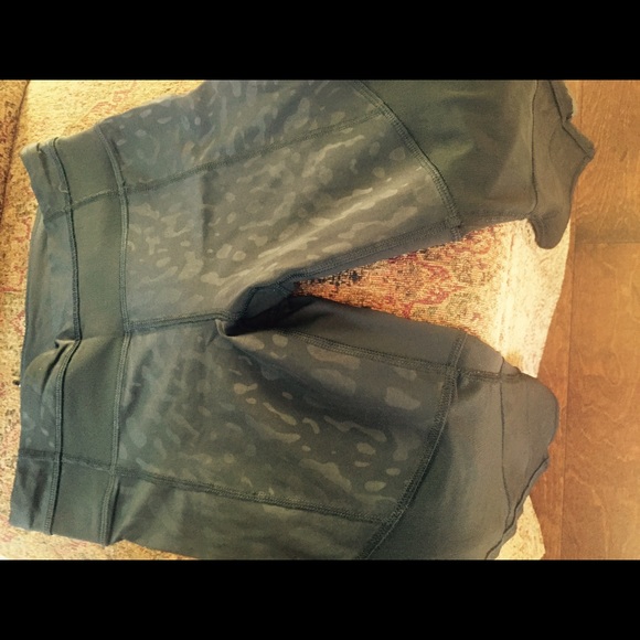 Lululemon mesh with me animal print sz. 4
