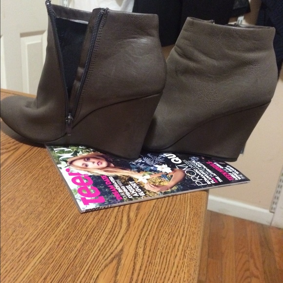 Faux gray leather wedges