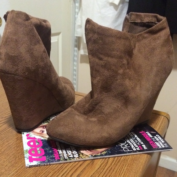Great suede wedges!