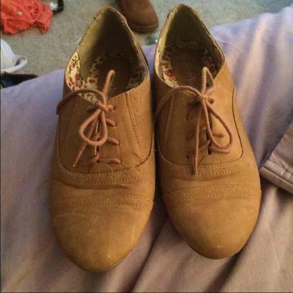 Tan Oxford-like shoes. - Picture 1 of 3