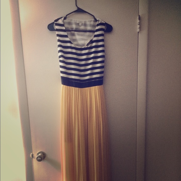 Flirty backless maxi dress.   Navy white & yellow.