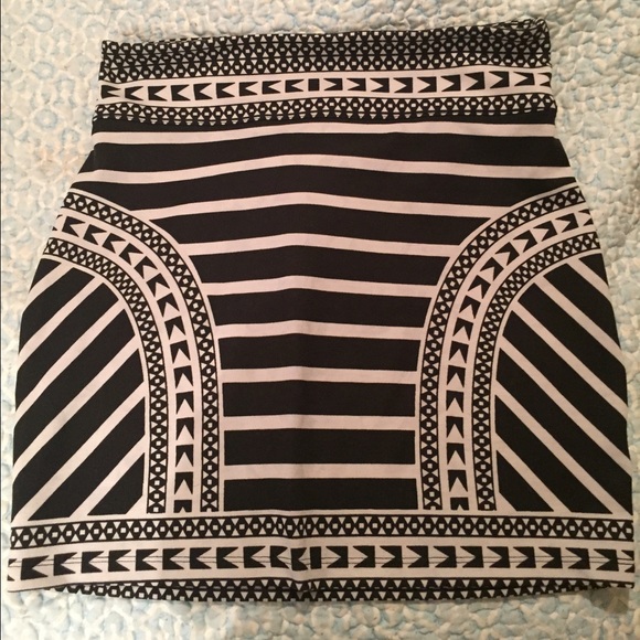 Black and white patterned pencil skirt.