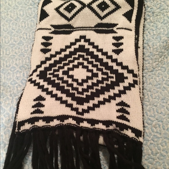 Black and white thick scarf