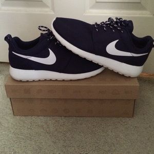 Nike RosheRun 7.5  (NO TRADES)