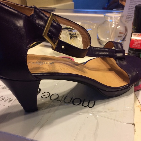 Size 11 shoes - Picture 4 of 4