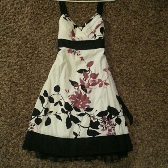 Summer dress - Picture 1 of 3