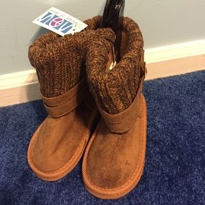 Toddler - girls size 6c Sweater boots $negotiable