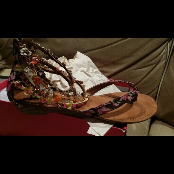 Gladiator sandals with chains and flowers