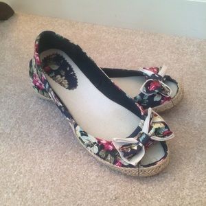Floral bow peep-toe flats
