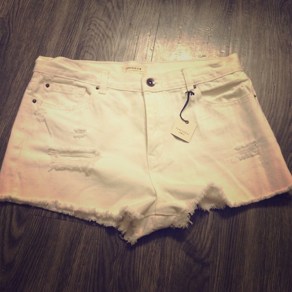 White High-waisted shorts