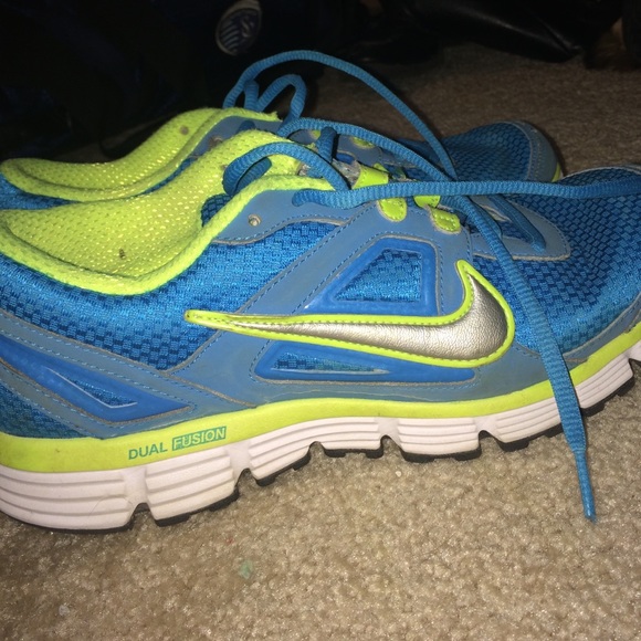Dual Fusion Nike Tennis Shoes