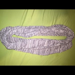 white & gray chunky American eagle infinity scarf