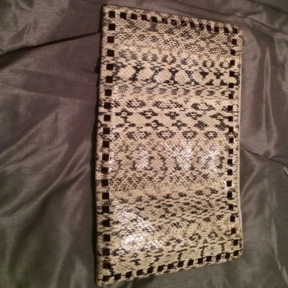 Nwot Valentino rockstud snakeskin white clutch 💗 - Picture 3 of 4
