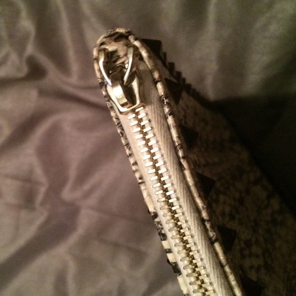 Nwot Valentino rockstud snakeskin white clutch 💗 - Picture 4 of 4