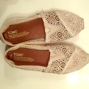 White lace Toms